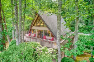 Image of Spacious, dog-friendly A-frame cabin with a furnished deck, gas fireplace, & AC