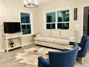 Image of Elegant 2BR Private Cottage • 2 min from I-75\/US90