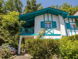 Image of Beautiful typical Basque apartment in residence with swimming pool