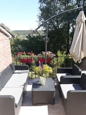 Image of L'escale Arquaise, The house with a flower garden