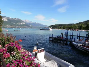 Image of Bright, quiet, refurbished apartment, 5 min. from lake, 2 min. from shops