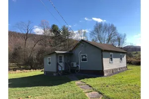 Image of Horns Cabins - Allegheny Cabin by the roadside