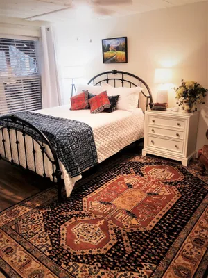 Image of Quiet Retreat\/Beautiful Queen Bedroom with Private Bath Suite