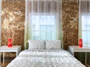 Image of Downtown Romance - Location - Comfort - Style