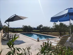 Image of Grande maison avec grande piscine