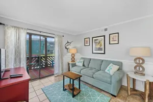 Image of Tastefully decorated 2-bedroom, 2-bath Pet-Friendly Condo across from the beach