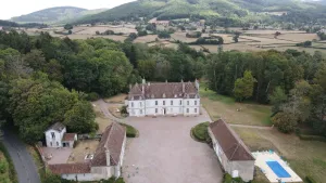 Image of Detached wing of a castle with a pool near Autun (5 km)