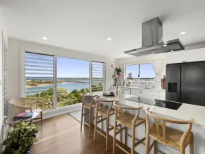 Image of THE PENTHOUSE - Spectacular Views of the Bay, and the Ocean! Only 150m to Shaws Bay
