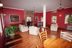 Image of Coachouse Lodge- Sleeps 6 -10 - sleeps 10 guests  in 3 bedrooms