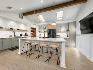 Image of open airy custom designed home - 2kings - sleeps 14