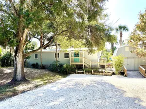 Image of Charming Waterfront Canal Home in beautiful Old Homosassa! 5 Kayaks, Dock, Bikes