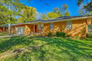Image of Vintage home in heart of OU country--uniquely decorated OK themed home--ATT wifi