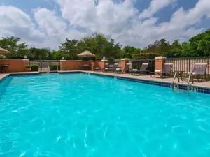 Image of Enjoyable Stay in Austin! Comes w\/ FREE Parking, Swimming Pool, Pets Allowed!