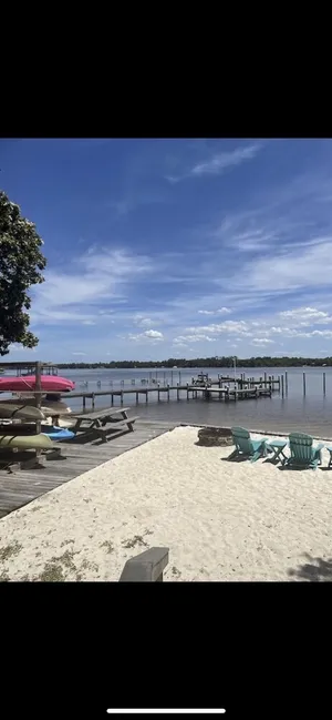Image of SPACIOUS RETREAT SLEEPS 6, BAY ACCESS, MINUTES TO BEACH!