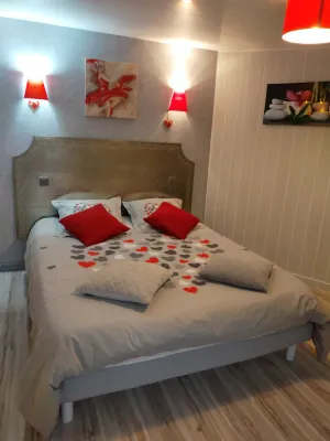 Image of Cottage 2 to 4 people near beach spa. private courtyard and parking.