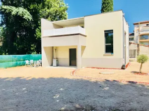 Image of contemporary house 2 steps from downtown
