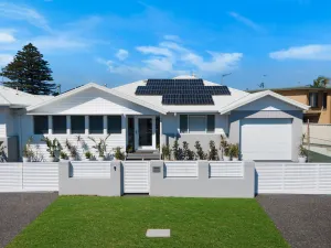 Image of Entire Coastal Residential Family Home. Sleeps 12 - Lake & Beachside Property.