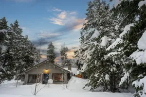 Image of Walk to Yellowstone Log Cabin w\/Shop & Hot Tub 8-10 ppl