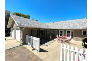 Image of Comfortable 3 bed\/3 bath\/garage overlooking Pierre