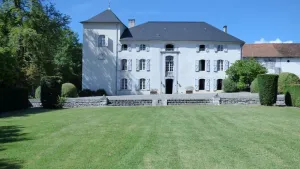 Image of 9 bedrooms with bathroom and toilet for 23 people, large swimming pool, river, terrace.