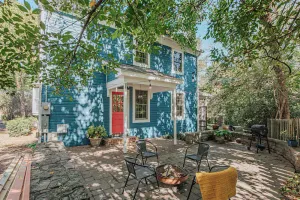 Image of The Ivy Cottage. Downtown, Historic Charm, allows dogs!
