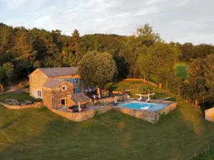 Image of Corps de ferme rénové avec piscine et terrasses paisibles, à 1h30 de Lyon - FR-1-582-396