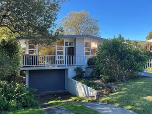 Image of COTTAGE ON PARK: Backs onto Park, leads to Beach