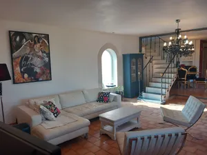 Image of Provencal villa with swimming pool, pool table and table tennis.