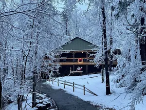 Image of 5 BDRM Cabin 15 miles from Dollywood! HUGE porch & games! 3 miles from Buc-ees!