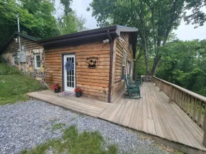 Image of High Ridge cabin in the Blue Ridge Mountains