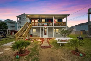 Image of \"Sandy Paws Upper\" Pet Friendly and 100 paws to the Beach!