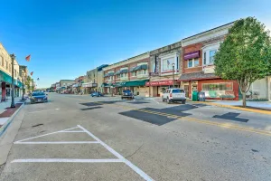 Image of Downtown Rochelle Apt - Walk to Restaurants!