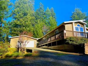 Image of Hilltop House Lakefront With Lakeviews
