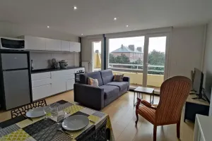 Image of Appartement 50m² avec Balcon, Parking Privé et Wifi à Deux Pas de la Plage - FR-1-674-36