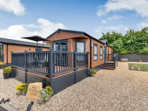 Image of THE COTSWOLD HOLIDAY LODGE, family friendly, with a garden in Evesham