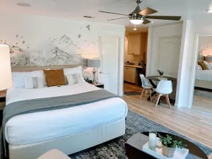 Image of River Retreat Luxury King Studio with Jacuzzi bath, Kitchen, near river.