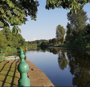 Image of Stylish Riverside Apartment set in a beautiful popular park.