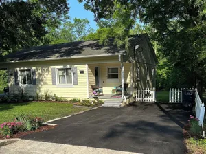 Image of Duplex delight w\/gators & coffee