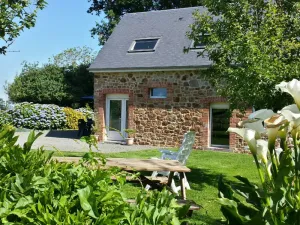 Image of Charming Cottage with Garden, 2 Bedrooms, WiFi, Fireplace, Near Orchard