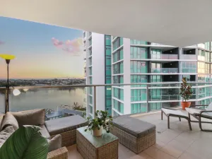 Image of River + City Views. Unit 4kms from Airport and City