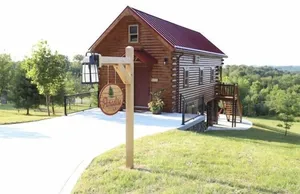 Image of Paradise Peak “Hummingbird”Cabin With Jacuzzi Tub