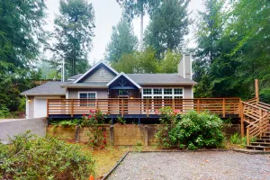 Image of Beautiful & Spacious Family-Friendly Home w\/Free WiFi, Deck, and Close to Lakes