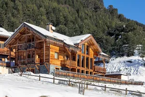 Image of 18-person luxury chalet