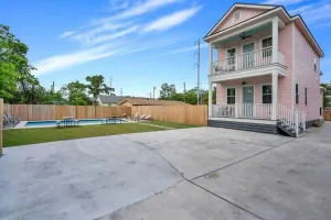 Image of Elegant 4bd with Pool and Off Street Parking