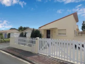 Image of Saint Palais sur Mer - MAISON située rue des Ecoles - AU CALME