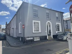 Image of Georgian 4 bed historic house,100m City Centre w\/ garden & free private parking