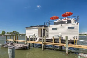 Image of Cass-Away Luxury Houseboat