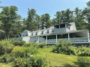 Image of Retreat or Reunion Home with Grand Porch and Views of Mountain and Lake