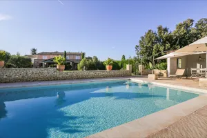 Image of Stylish family house with pool at the foot of the village of Ménerbes