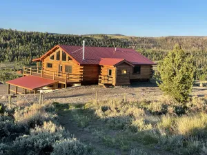 Image of Eagle Nest - Modern log home with a panoramic view over mountains and river.